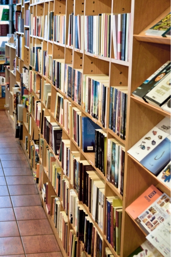 Ράφια με πολλά βιβλία απο το βιβλιοπωλείο